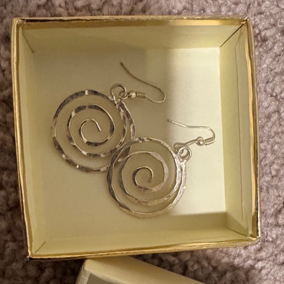 Jewelry - Chic Silver Swirl Necklace and Earring Set